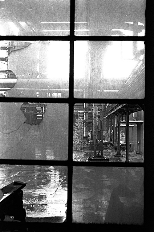 Blick aus einem Fenster der Gebläsehalle im alten Tyssen Stahlwerk in Duisburg Meiderich